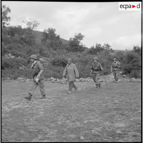 Patrouille de militaires.