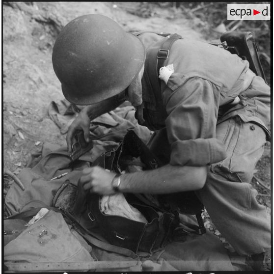 Fouille d'une sacoche de cuir.