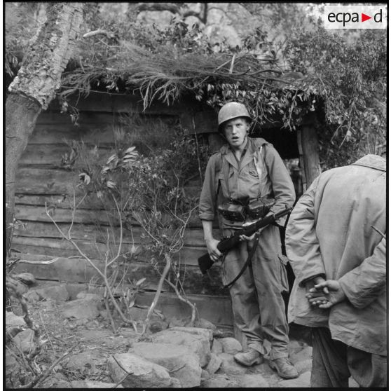 Portrait en pied d'un militaire.