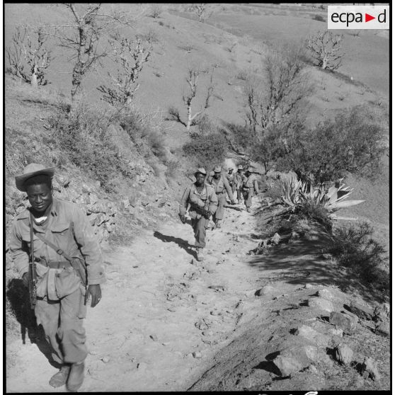 Progression d'une patrouille en montagne.