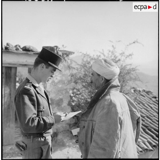 Un militaire et un villageois.