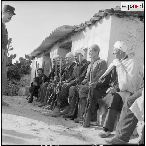 Un groupe de villageois armés.