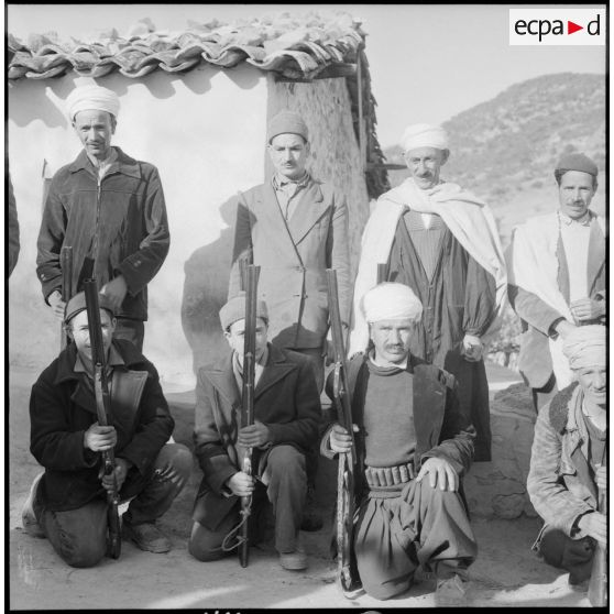 Un groupe de villageois armés.