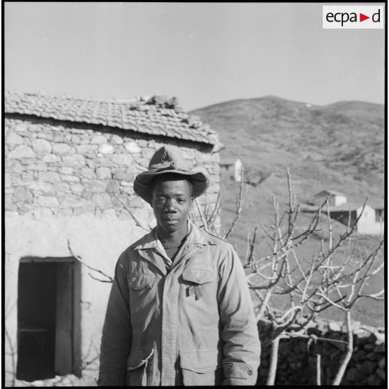 Portrait d'un militaire dans une mechta.