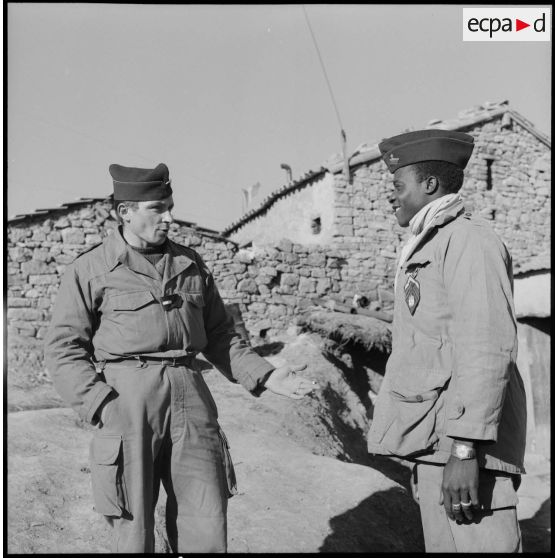 Deux militaires conversent dans une mechta.