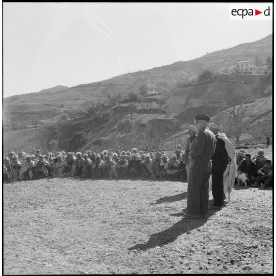 Rassemblement de villageois d'une mechta.