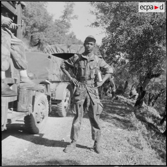 Portrait en pied d'un parachutiste du 8e RPC.