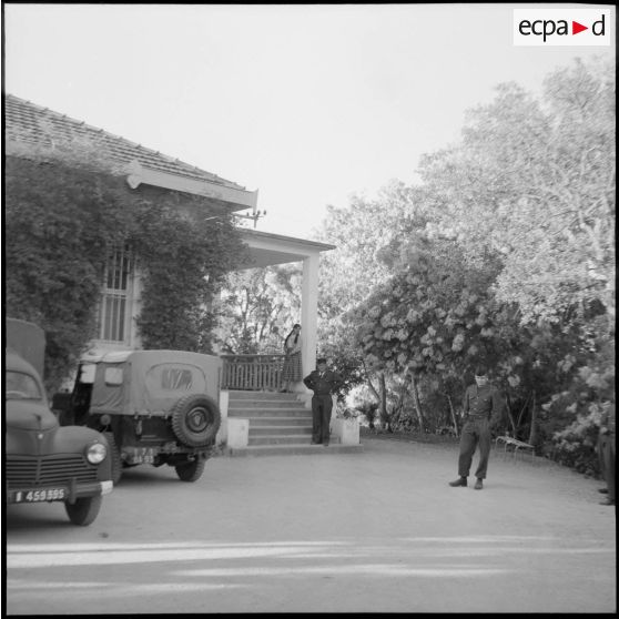 Extérieur d'un bâtiment du 43e BIC.