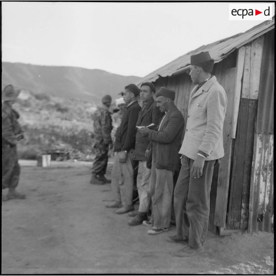 Contrôle de police dans une mechta.