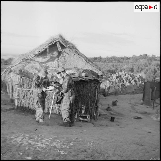 Contrôle de police dans une mechta.