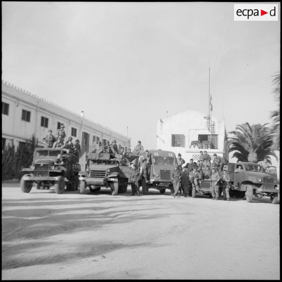 Des véhicules stationnent dans la cour du cantonnement du 43e BIC.