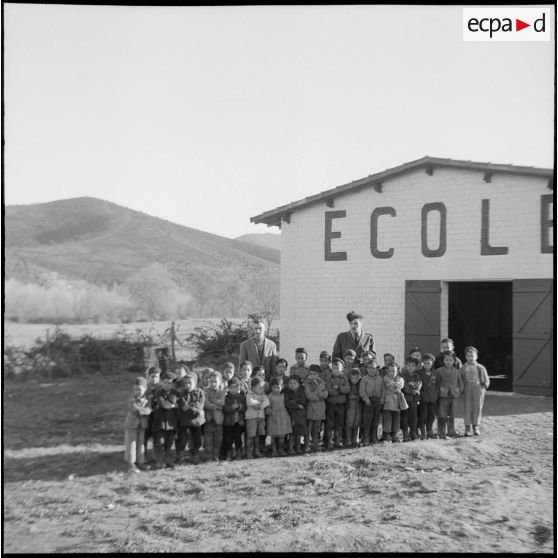 Une école proche du cantonnement du 43e BIC.