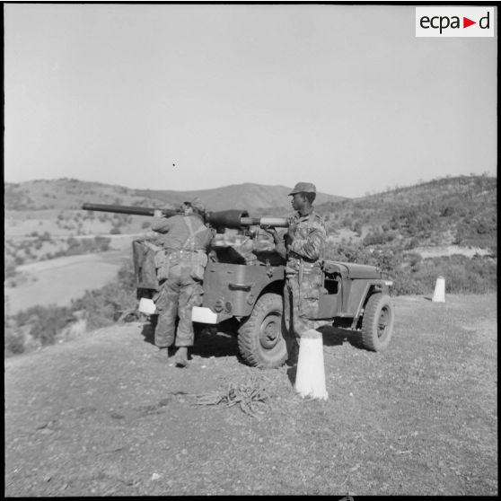 Une jeep du 43e BIC équipée d'un canon de 75 mm sans recul.