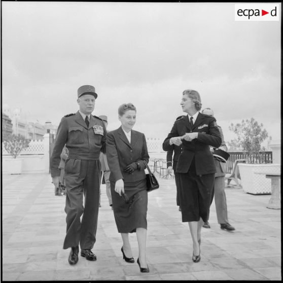 Arrivée du général Salan et de la générale.