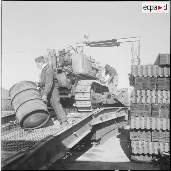 Vue arrière d'un bulldozer du 19e régiment du génie (RG), département de Batna.