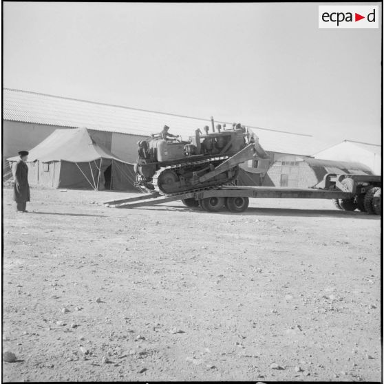 Plan éloigné d'un bulldozer du 19e régiment du génie (RG), département de Batna.
