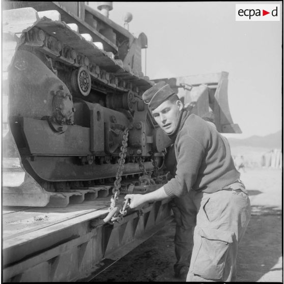 Plan rapproché d'un bulldozer du 19e régiment du génie (RG), département de Batna.