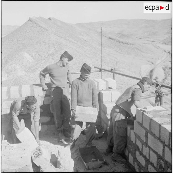 Travaux de maçonnerie sur un poste d'observation, département de Batna.