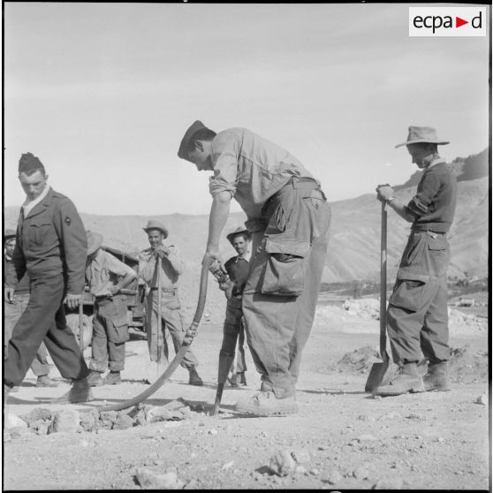 Militaires effectuant des travaux de terrassement, département de Batna.