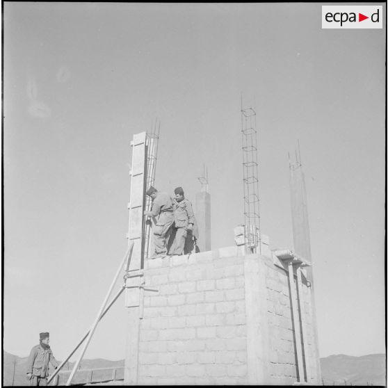Construction d'un poste d'observation, département de Batna.