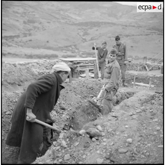 Creusement d'une tranchée.