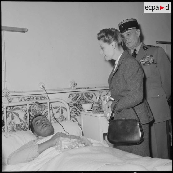 Mme Salan au chevet d'un blessé.