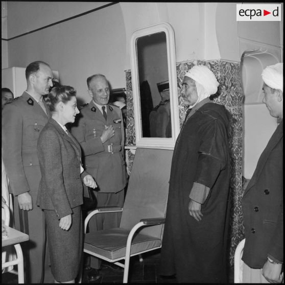 Mme Salan en compagnie d'un bachagha.