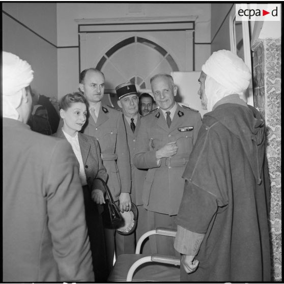 Mme Salan en compagnie d'un bachagha.