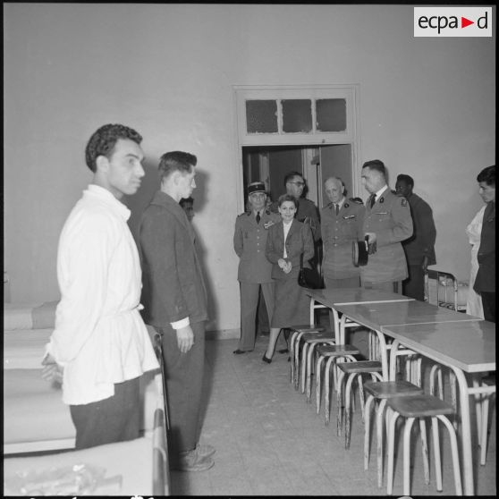 Les visiteurs entrent dans une salle commune.