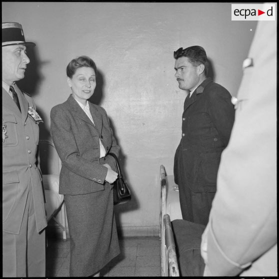 Mme Salan s'entretient avec un patient.