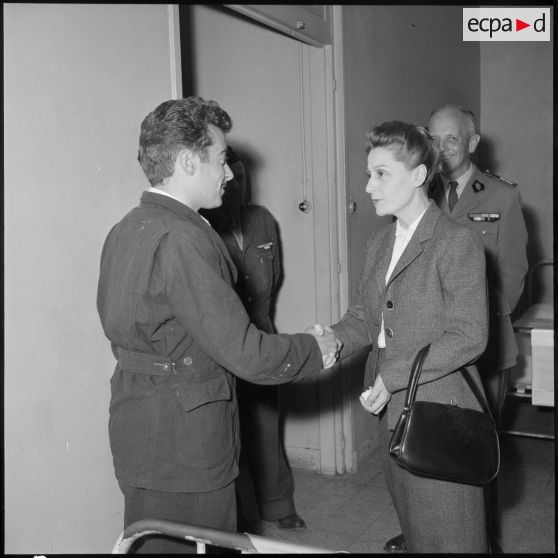 Mme Salan s'entretient avec un patient.