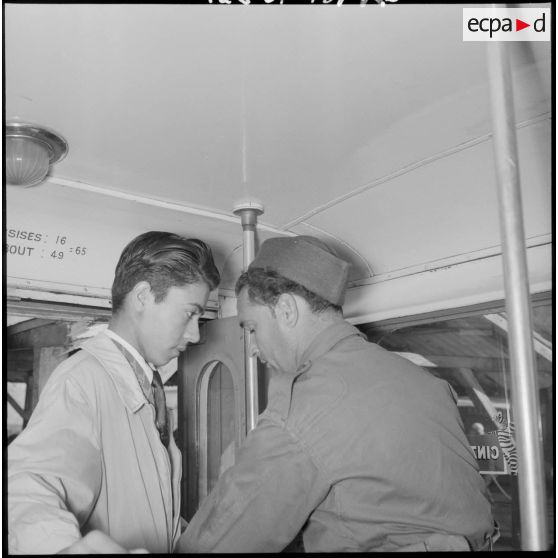 Contrôle de police dans les transports en commun.