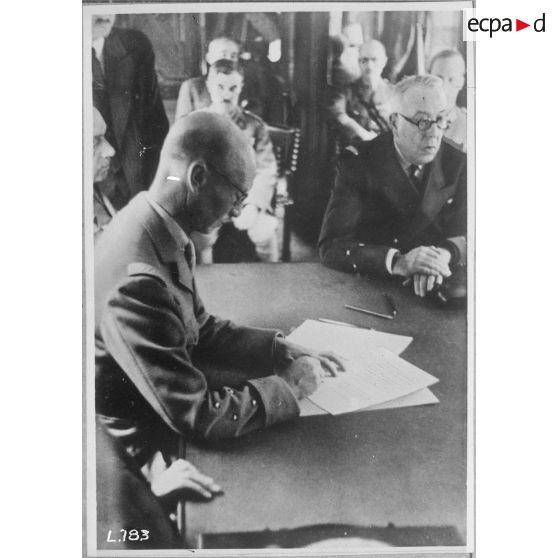 Signature de l’armistice à Rethondes par le général de corps d'armée Huntziger, représentant l'État français.