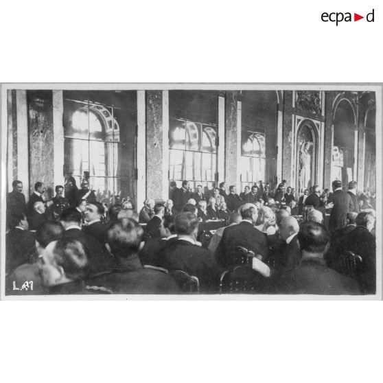 Signature du traité de Versailles dans la galerie des Glaces du château.