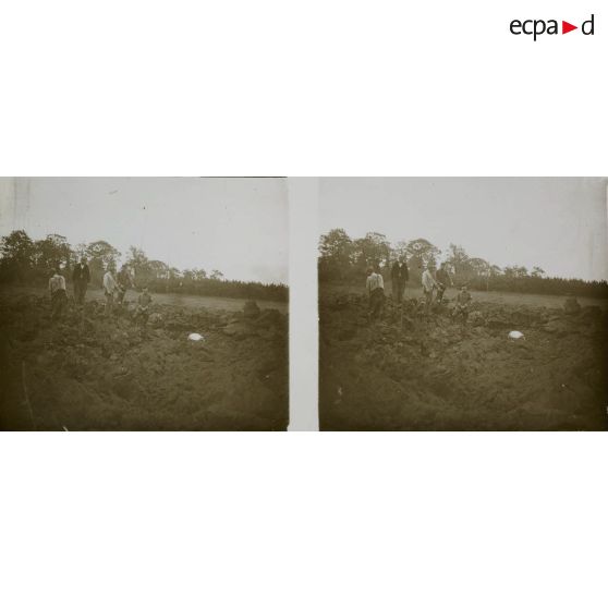 [Groupe d'homme devant un fossé, s.d.]