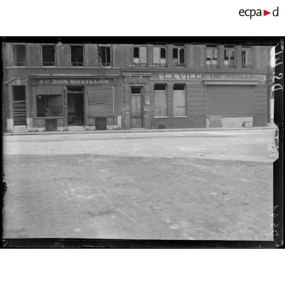 Dunkerque (Nord). Bombardement de la ville par les avions ennemis. Maison dans le quartier de la citadelle. [légende d'origine]