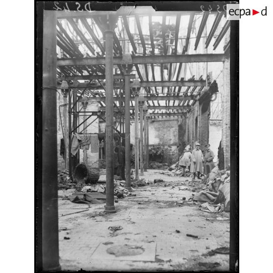 Dunkerque (Nord). Bombardement de la ville par les avions ennemis. L'usine Saint-Frères - 1ere vue. [légende d'origine]