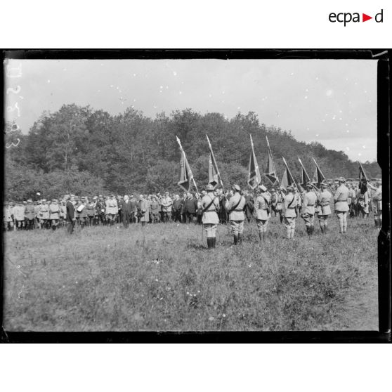 Près de Brienne (Aube). Revue de troupes polonaises. Pendant les discours. [légende d'origine]