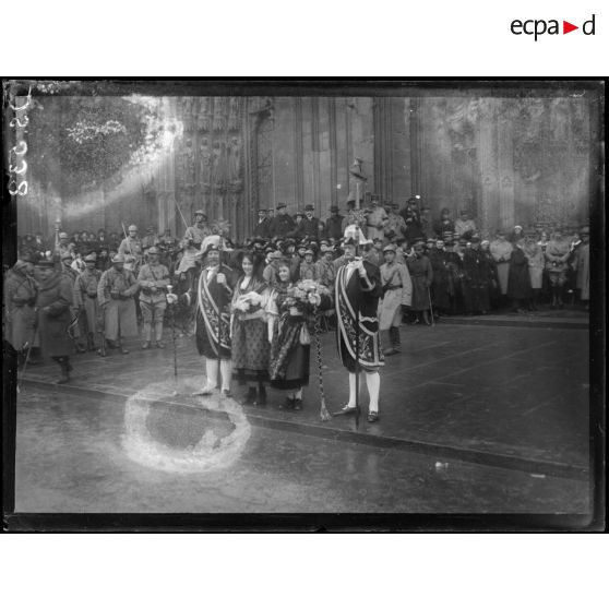 Metz. Voyage de Mr Poincaré. Deus Suisses encadrant des jeunes Lorraines. [légende d'origine]