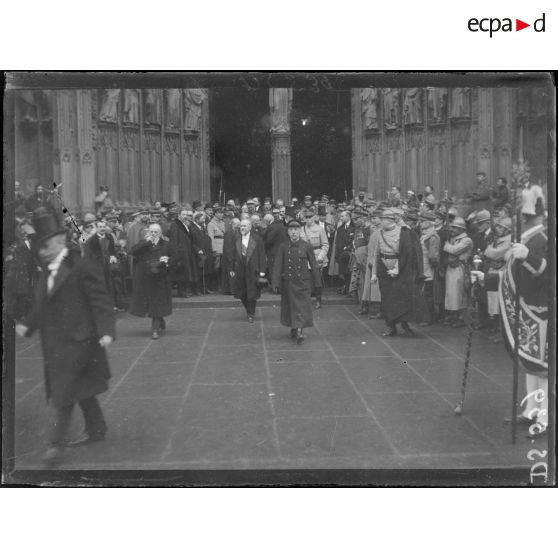 Metz. Voyage de Mr Poincaré. Le président sort de la cathédrale. [légende d'origine]