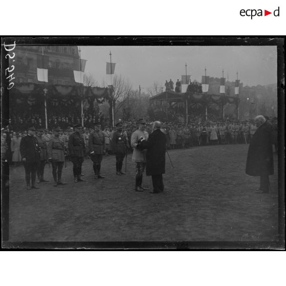 Metz. Voyage de Mr Poincaré. Le président remet le bâton de maréchal au maréchal Pétain. [légende d'origine]