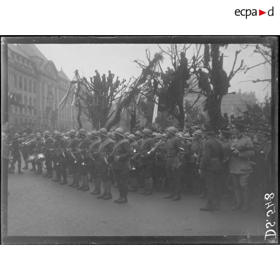 Metz. Voyage de Mr Poincaré. La musique d'un régiment. Spectateurs dans les arbres. [légende d'origine]