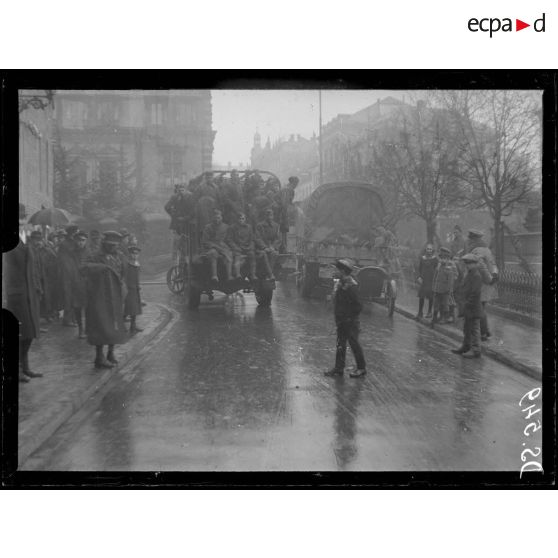 Metz. Voyage de Mr Poincaré. Camions chargés d'Américains. [légende d'origine]