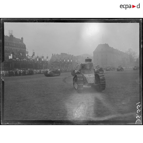 Metz. Voyage de Mr Poincaré. Le défilé des tanks. [légende d'origine]