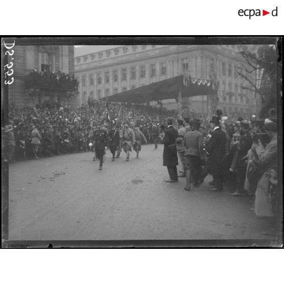 Metz. Voyage de Mr Poincaré. Défilé de troupes. [légende d'origine]