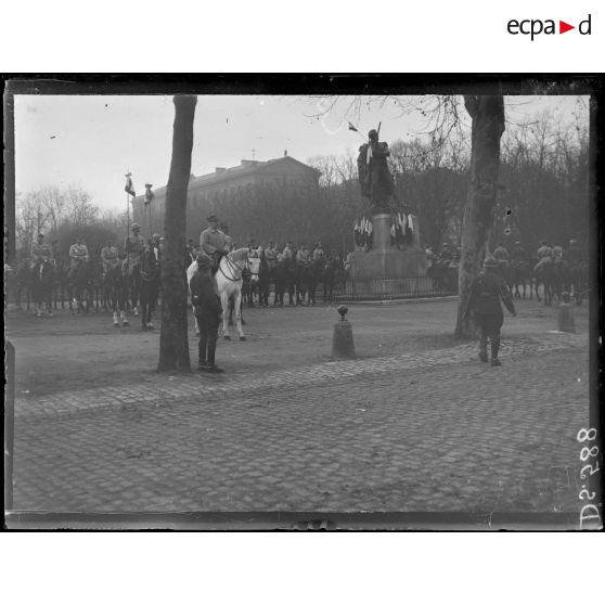 Metz. Lorraine. Entrée du maréchal Pétain. Le maréchal assiste au défilé des troupes. [légende d'origine]