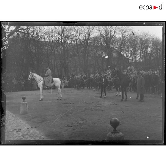 Metz. Lorraine. Entrée du maréchal Pétain. Le maréchal assiste au défilé des troupes. [légende d'origine]