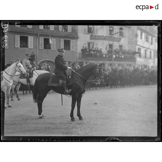 Colmar. Alsace. Entrée du général de Castelnau. Le général assiste au défilé des troupes. [légende d'origine]