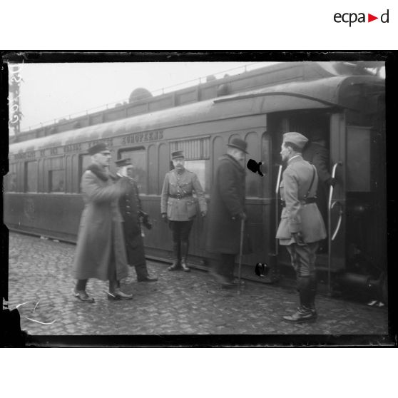 Trèves (Allemagne).  Arrivée des plénipotentiaires allemands. Le général Weygand et les délégués. [légende d'origine]
