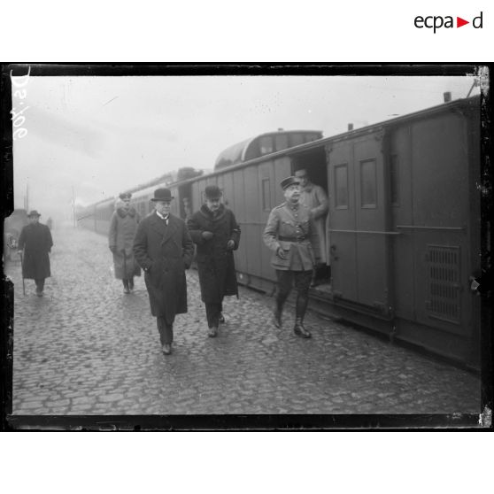 Trèves (Allemagne). Arrivée des plénipotentiaires allemands. Le général Nudant et les délégués. [légende d'origine]